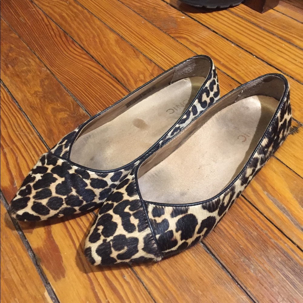 Pointy leopard print calf hair flats